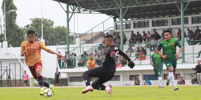 Teguh Amirudin (tengah) saat membela PS TNI,  mencoba memotong bola dari penguasaan pemain Persika Karawang