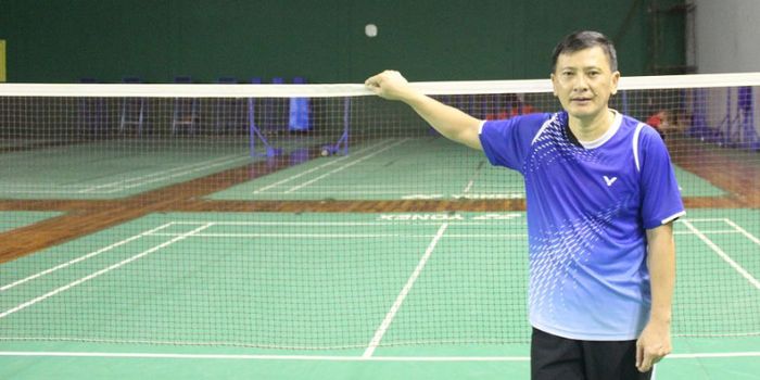 Pelatih tunggal putra nasional Indonesia, Hendry Saputra, berpose seusai diwawancara sejumlah awak m