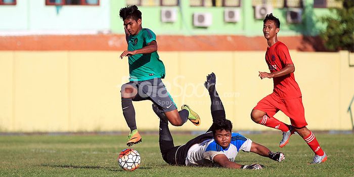 Pemain depan timnas U-16 Indonesia, Amanar Abdilah (kiri), melewati hadangan kiper dan pemain belaka