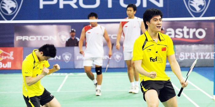  Pasangan ganda China, Fu Haifeng (kanan) dan Cai Yun, merayakan kemenangan atas pasangan ganda Indonesia, Markis Kido/Hendra Setiawan.