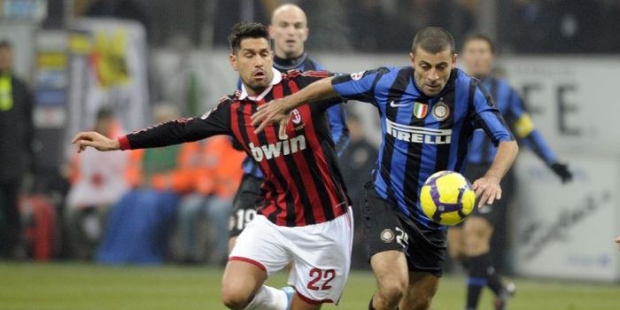 Bek INter Milan, Walter Samuel, berduel dengan penyerang AC MIlan, MArco Borriello, pada laga Serie 