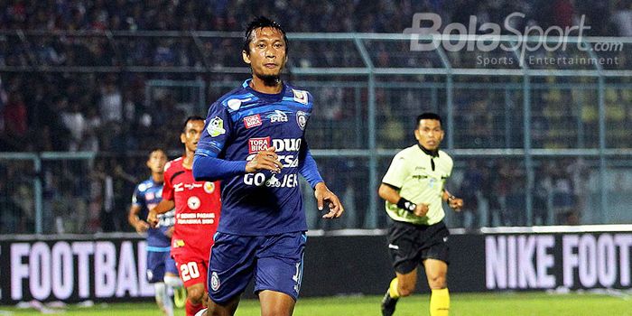  Gelandang Arema FC, Arif Suyono, saat tampil melawan Semen Padang dalam laga pekan ke-32 Liga 1 di 