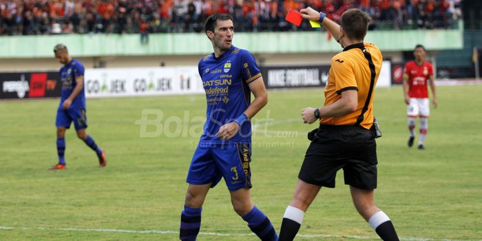   Pemain Persib Vladimir Vujovic terkejut dikartu merah wasit.  