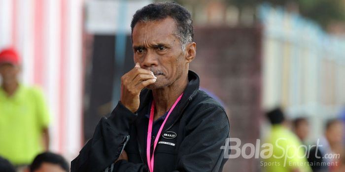 Frans Sinatra Huawe, pelatih Martapura FC, sedang mengawasi para pemain dari pinggir lapangan.