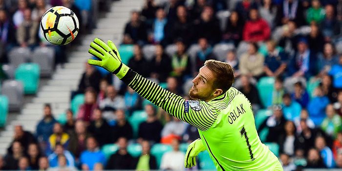 Kiper Slovenia, Jan Oblak, melakukan penyelamatan saat melawan Skotlandia dalam laga kualifikasi Pia