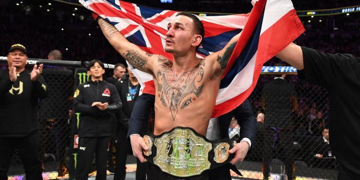 Ekspresi Max Holloway saat berhasil mempertahankan sabuk juara miliknya pada ajang UFC 231.