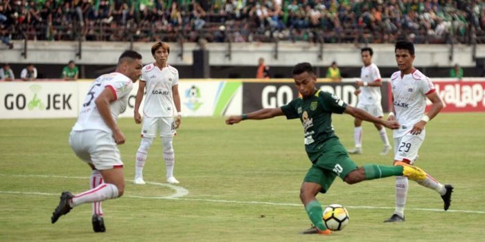 Pemain Persebaya, Osvaldo Haay, melepas tembakan pada pada laga Liga 1 2018 kontra Persija di Stadio