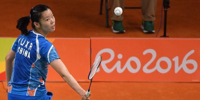 Pebulu tangkis tunggal putri China, Li Xuerui, mengembalikan kok ke arah Carolina Marin (Spanyol) pada babak semifinal Olimpiade Rio 2016 di Riocentro stadium, 18 Agustus 2016.