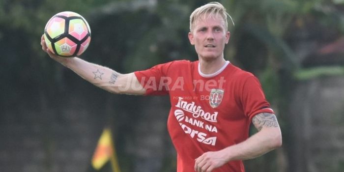 MarqUee player Bali United, Nick van der Velden, memegang bola pada sesi latihan klub i Lapangan Tri