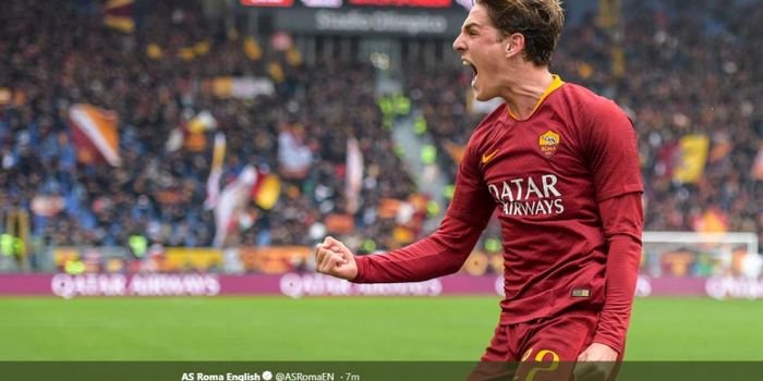 Gelandang muda AS Roma, Nicolo Zaniolo, berselebrasi usai mencetak skor ke gawang Torino.