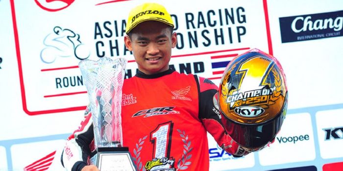 Pebalap AHRT Indonesia, Rheza Danica Ahrens, berpose di podium setelah memastikan sebagai juara umum AP250 ARRC 2018.