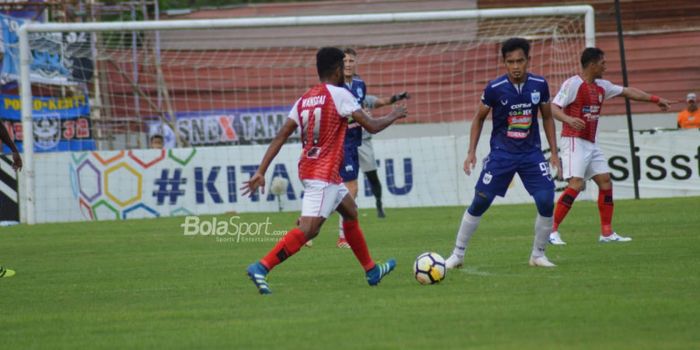 Gelandang Persipura Jayapura, Immanuel Wanggai, menggiring bola saat melawan PSIS Semarang pada peka