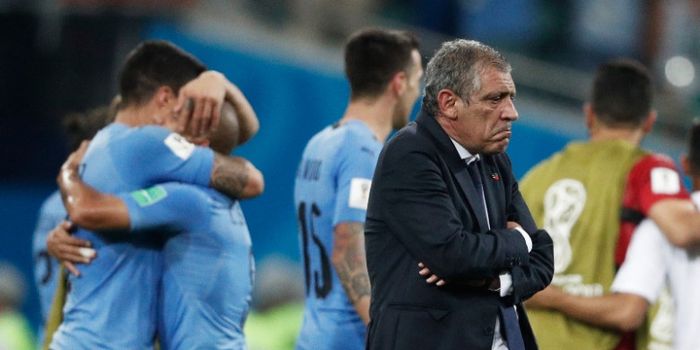 Pelatih Portugal, Fernando Santos, dalam laga kontra Uruguay pada babak 16 besar Piala Dunia 2018 di