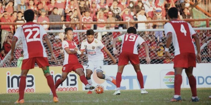 Gelandang Bali United, Syakir Sulaiman (tengah), dikeroyok 4 pemain PSM Makassar saat kedua tim bent