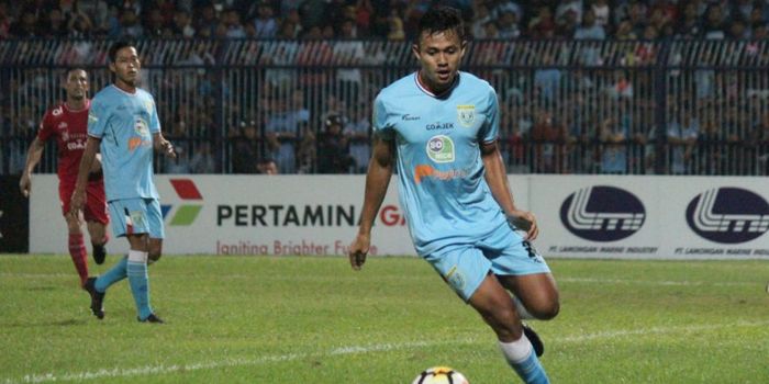 Aksi pemain Persela Lamongan, Arif Satria, pada laga melawan Persija Jakarta di Stadion Surajaya Lam