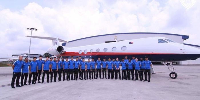 Para pemain Johor Darul Takzim berpose dengan pesawat milik klubnya pada saat peluncuran, Sabtu (27/