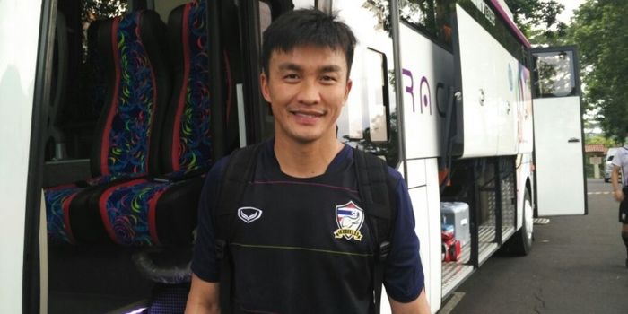 Kiper kedua timnas Thailand, Sinthaweechai 'Kosin' Hathairattanakool, berpose seusai sesi latihan ti