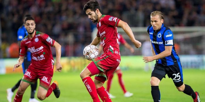  Bek sayap Zulte Waregem, Sandy Walsh tengah membawa bola. 