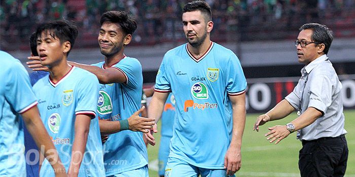    Pelatih Persela Lamongan, Aji Santoso bersama pemainnya bersalaman dengan tim Persebaya Surabaya 