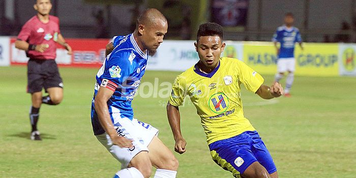  Kapten Persib Bandung, Supardi Nasir (kiri), berebut bola dengan pemain Barito Putera dalam laga pe