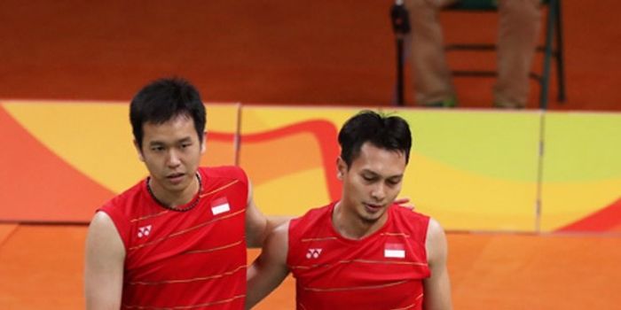 Pasangan ganda putra Indonesia, Mohammad Ahsan/Hendra Setiawan, tertunduk setelah menelan kekalahan 