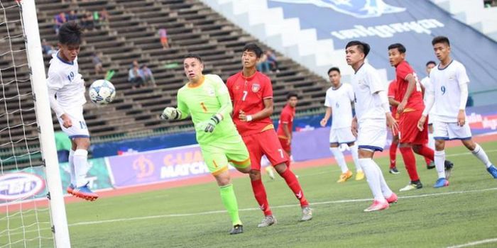 Kiper timnas U-19 Filipina, Quincy Kammeraad (dua dari kiri) hanya melihat saat gawangnya dibobol pe