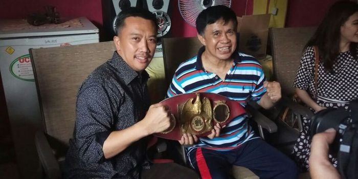 Menpora Imam Nahrawi (kiri) berpose bersama petinju legendaris Indonesia, Ellyas Pical. 