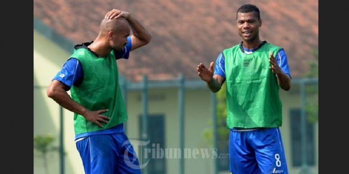 Pemain Persib Bandung Sergio van Dijk (kiri) berdiskusi dengan Hilton Moriera (kanan) di sela-sela l