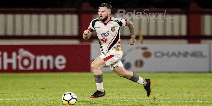 Pemain Mitra Kukar, Danny Guthrie saat melawan Bhayangkara FC di Stadion PTIK, Jakarta, Kamis (17/5/