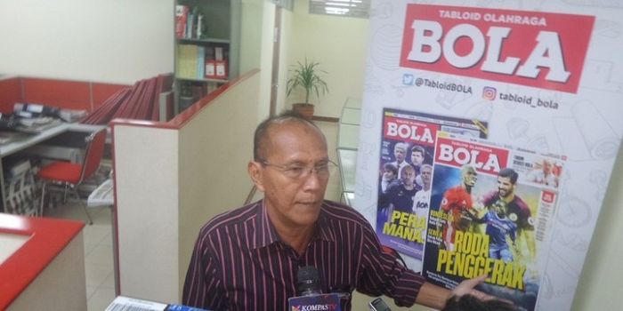 Pelatih Persita Tangerang, Bambang Nurdiansyah, diwawancarai awak media seusai menjadi pembicara dal