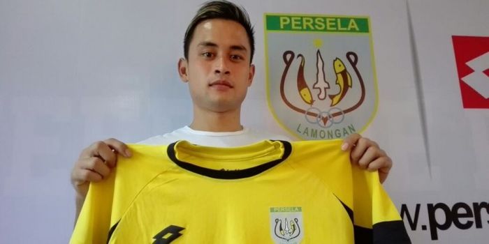 Gelandang Persela Lamongan, Muhammad Agung Pribadi, memamerkan jersey baru tim untuk Piala Presiden 