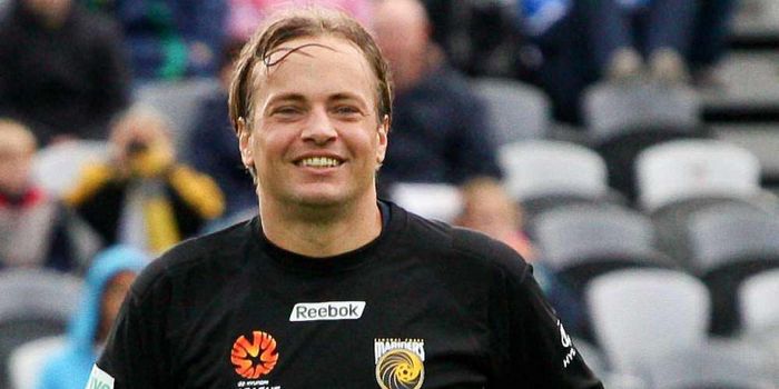 Mark Bosnich saat memperkuat Central Coast Marine