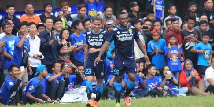 Gelandang serang David Laly (kanan) bersama Kim Kurniawan merayakan gol Persib ke gawang Perses di S