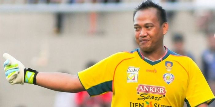 Kakak kandung Kurnia Meiga, Achmad Kurniawan sementara merangkap jabatan sebagai kiper utama sekalig