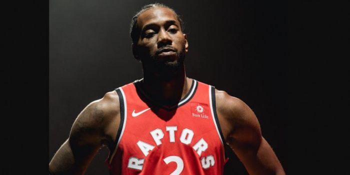 Kawhi Leonard mengenakan seragam baru dari tim Toronto Raptors, Senin (24/9/2018).