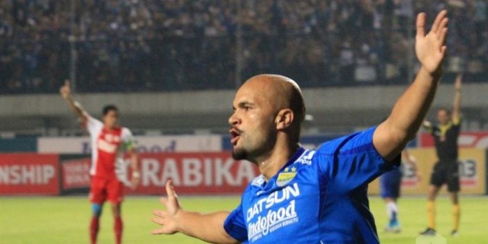 Striker Persib, Sergio van Dijk merayakan golnya ke gawang PSM Makassar di Stadion GBLA, Kota Bandung