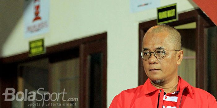  Manajer Madura United, Haruna Soemitro, menyaksikan laga pekan pertama Liga 1 2018 antara Madura Un