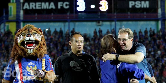 Ekspresi Robert Rene Alberts (PSM Makassar) ketika menuai hasil imbang 3-3 di kandang Arema FC.