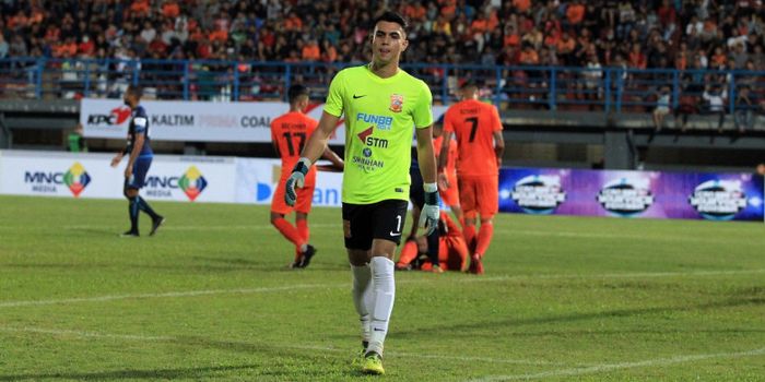 Kiper muda Borneo FC Nadeo Argawinata, saat tampil di laga Borneo FC vs Arema pada ajang Piala Guber