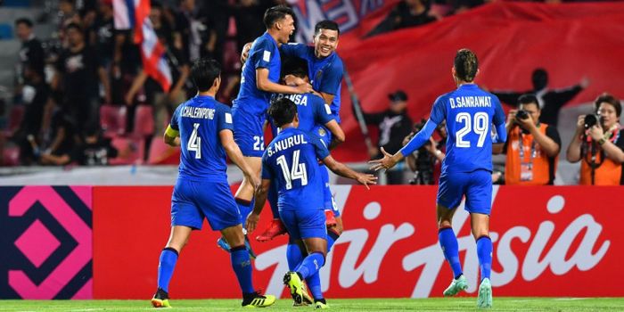 Pemain timnas Thailand merayakan selebrasi gol ke gawang Singapura Piala AFF 2018, Minggu (25/11/201