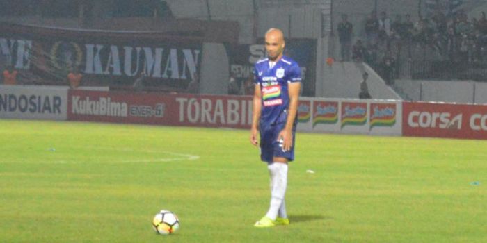 Aksi Bruno Silva saat melakukan tendangan bebas ke gawang Persela Lamongan di Stadion Moch Soebroto,