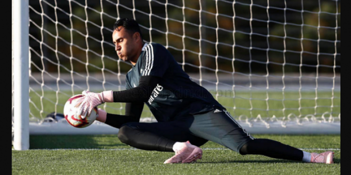 Penjaga gawang Real Madrid, Keylor Navas yang memakai sarung tangan kiper dan sepatu bola berwarna m