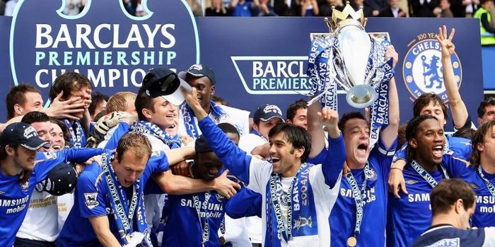 John Terry mengangkat trofi juara Premier League dalam selebrasi Chelsea di Stamford Bridge, 29 Apri
