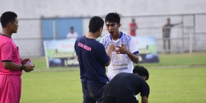 Playmaker PSPS Pekanbaru, Firman Septian sesaat setelah dilanggar pemain PSBL Langsa, Rezaldi pada l