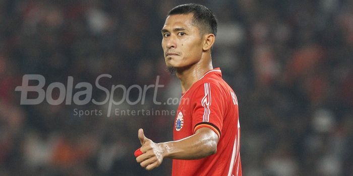 Aksi Rudi Widodo pada pertandingan penyishan Grup H Piala AFC 2018 melawan Tampines Rovers di Stadion Gelora Bung Karno, Jakarta.