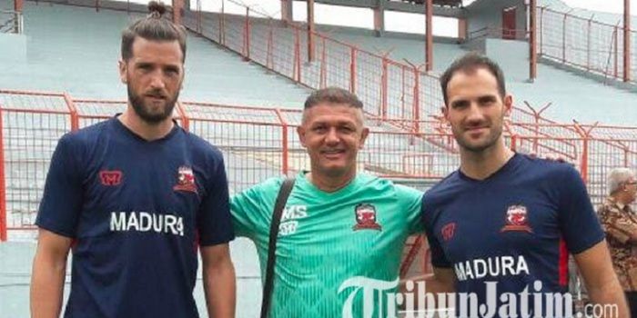 Pelatih Madura United, Gomes De Oliviera (tengah), Alejandro Fiorina (kiri), dan Stevan Markovic (ka