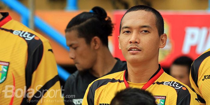 Gelandang Mitra Kukar, Anindito Wahyu, bersiap memasuki lapangan menjelang laga melawan PSIS Semaran