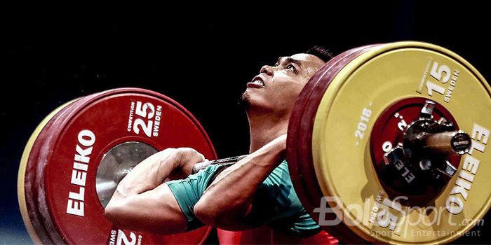 Aksi lifter Indonesia, Eko Yuli Irawan, saat melakukan angkatan clean and jerk kelas 62 kg putra pad