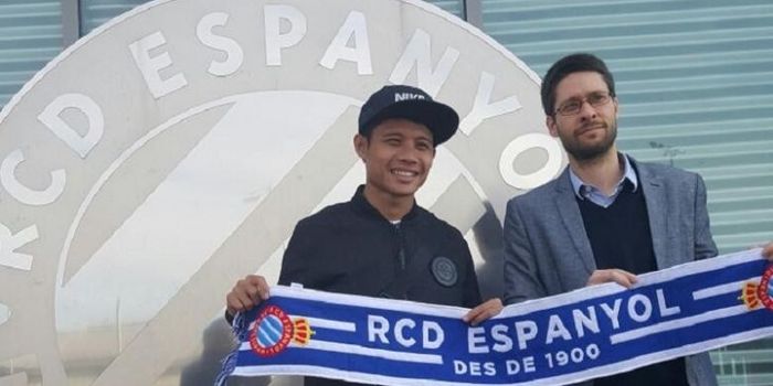Gelandang asal Indonesia, Evan Dimas, tiba di markas Espanyol di Barcelona, Rabu (3/2/2016).