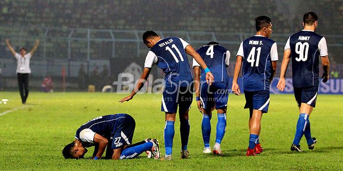                Penyerang Arema FC, Dedik Setiawan, melakukan sujud syukur seusai mencetak gol ke gaw